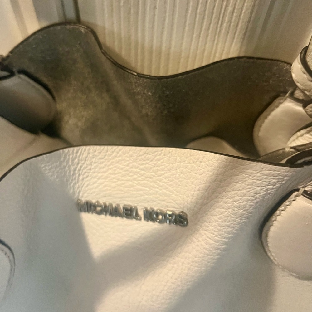 White Micheal Kors bag.  Like new